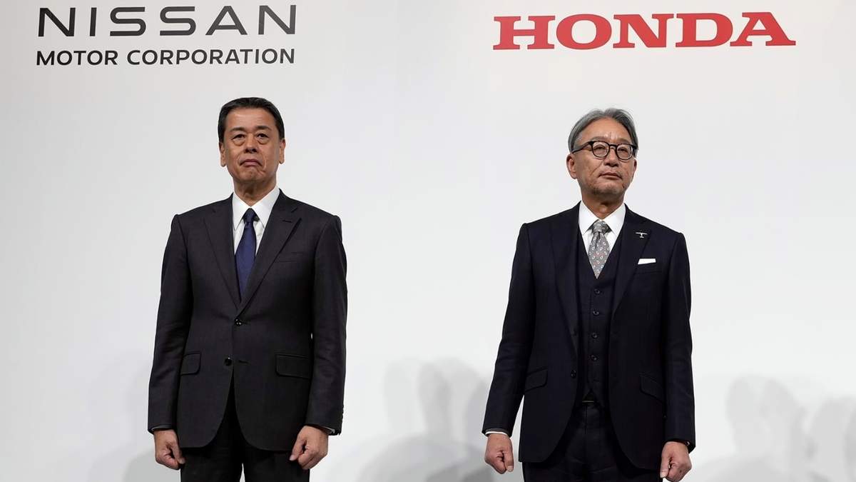 El director general de Nissan, Makoto Uchida (izquierda), y el de Honda, Toshihiro Mibe (derecha) en Tokio, Japón