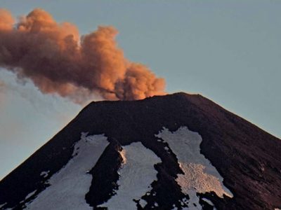 Un nuevo sismo en el interior del volcán Villarrica mantiene en alerta a los chilenos