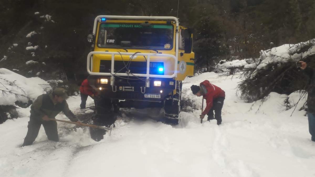 Camino a asistir a la población del Nahuel Huapi. Fuente: (Twitter)
