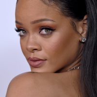 ¡Fue el centro de atención! Rihanna publicó el famoso vestido que utilizó en la fiesta post Oscar