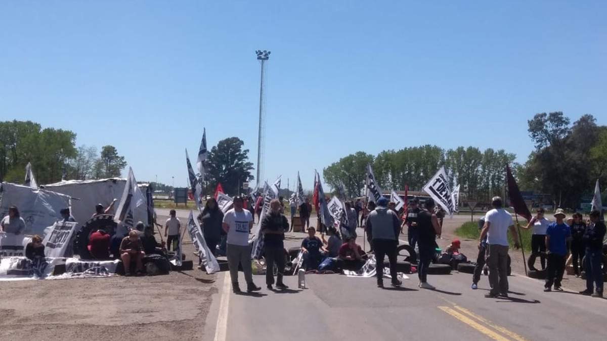 El corte de los manifestantes bloqueó el ingreso al centro comercial Dino Mall. Fuente: (Twitter)