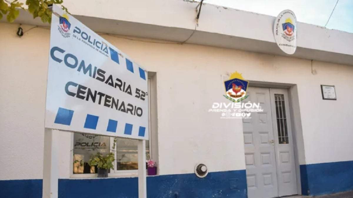 Policías de la comisaria 52 participaron del rescate del bebé. Fuente (Policía de Neuquén)