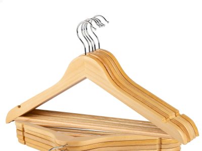Con 4 perchas y un retazo de madera: creá esta divina mesita para la cama si trabajás home office