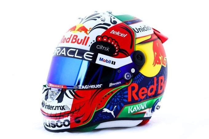 Casco del piloto Checo Pérez con la catrina