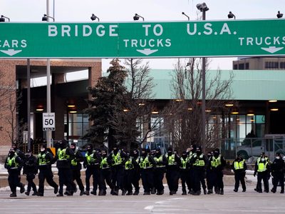 Policía de Canadá desaloja a manifestantes del puente fronterizo Ambassador