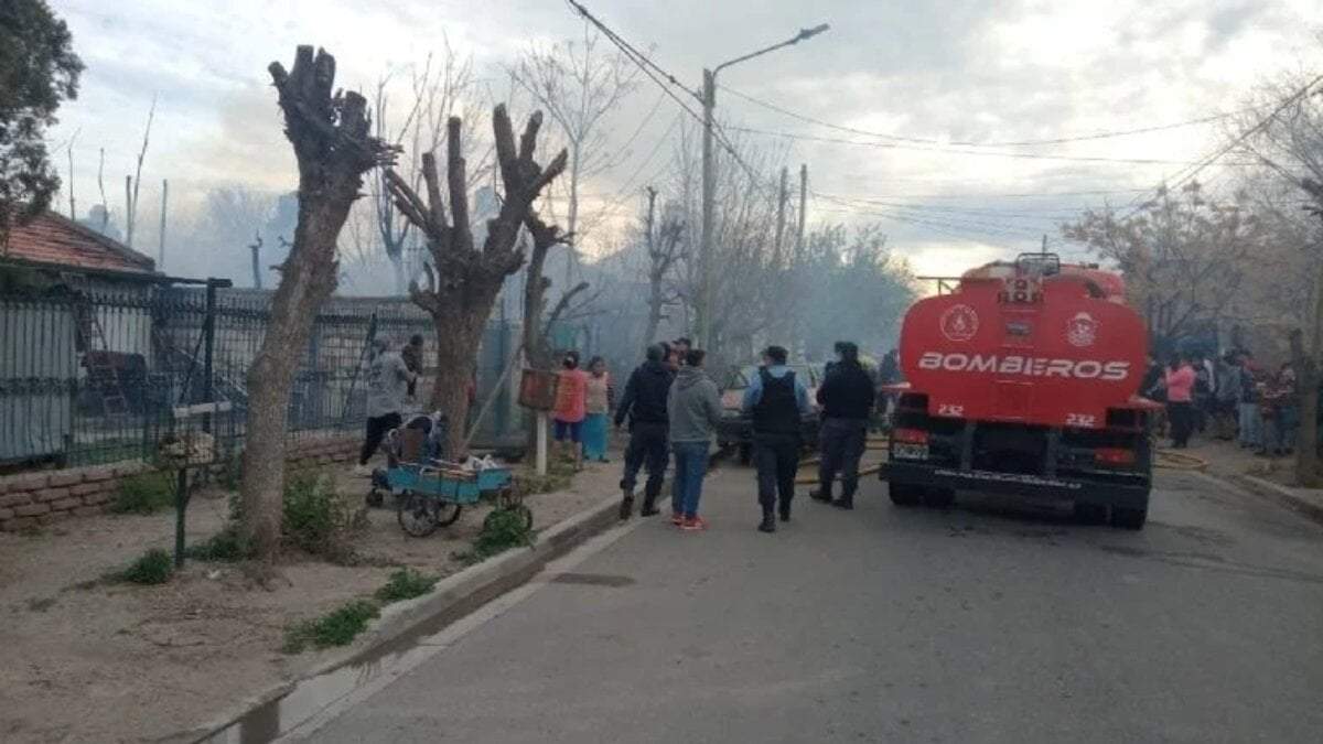 Bomberos presentes en el incendio. Fuente: (Mejor Informado).