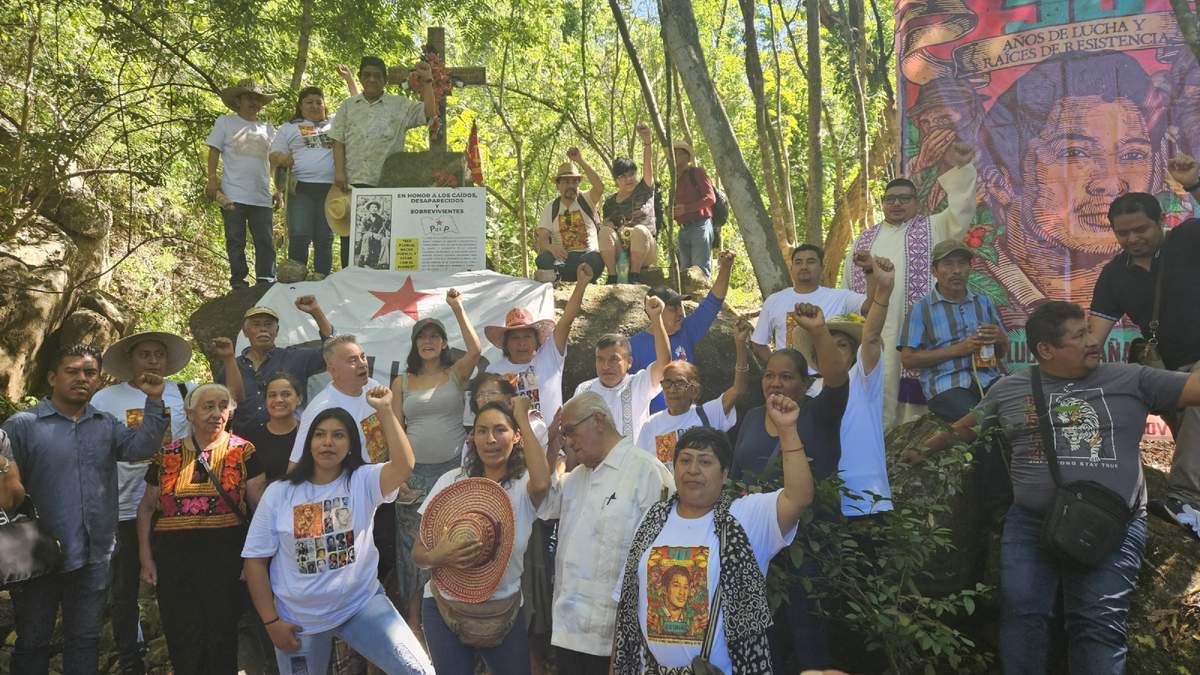 Familiares, compañeros de lucha y decenas de simpatizantes de Lucio Cabañas acudieron al sitio donde murió en combate el 2 de diciembre de 1974