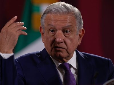 AMLO pide debatir "sin hipocresías" después de que corrieron a Denise Dresser del Zócalo