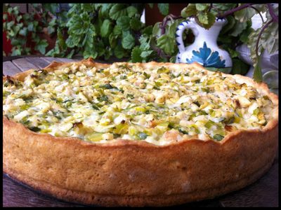 Tarta de puerros: cremosa por dentro y crocante por fuera, la receta perfecta para este finde