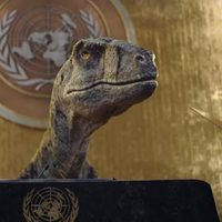 “No elijan la extinción”, urge dinosaurio que irrumpe en la ONU para advertir sobre cambio climático