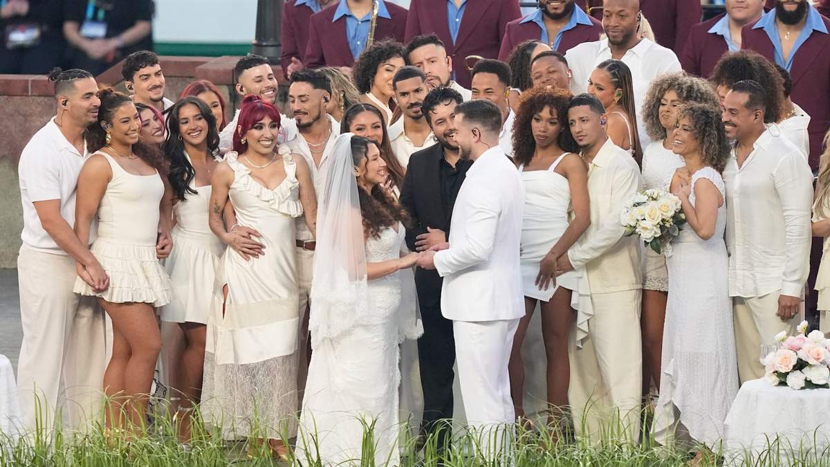 Una pareja vestida de novios participa en la actuación de Bad Bunny en el espectáculo de medio tiempo del Super Bowl 60 de la NFL