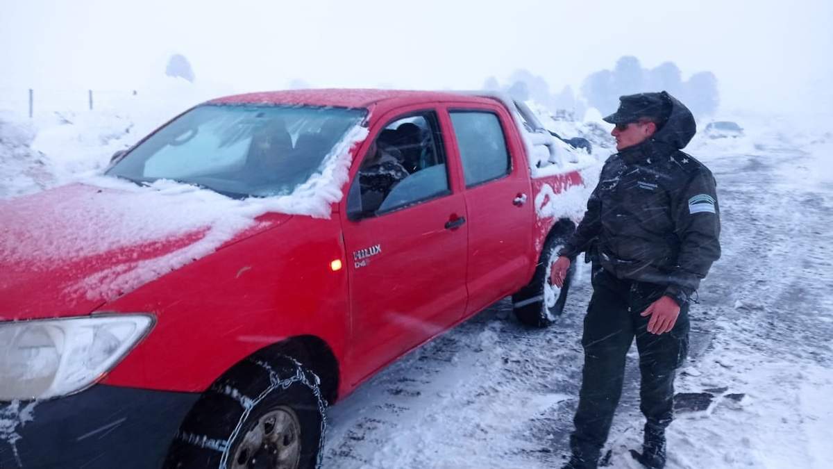 Un agente en el operativo de Junín de los Andes. Fuente: (DPV)