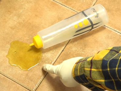 El trucazo infalible para limpiar el aceite si se derrama en el piso y sin ensuciar de más