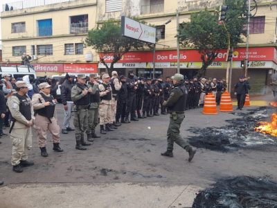 Sin acuerdo salarial, continúa el acampe policial en Misiones