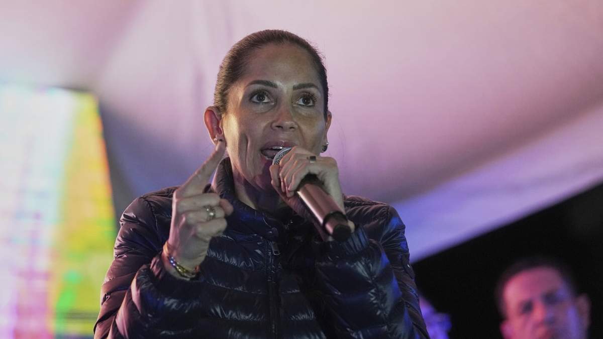 La candidata presidencial Luisa González se dirige a sus seguidores tras los primeros resultados que daban la ventaja a Daniel Noboa