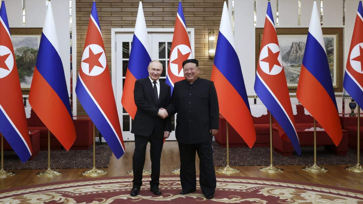 El presidente de Rusia, Vladímir Putin, y el líder norcoreano, Kim Jong Un, intercambian documentos durante una ceremonia de firma de un tratado en Pyongyang, Corea del Norte