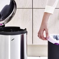 El truco exprés para cambiar la bolsa del tacho de basura sin ensuciarte las manos y que te ahorrará dolores de cabeza
