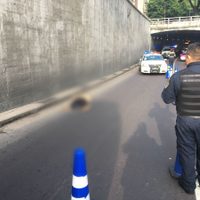 Indagan suicidio de hombre desde puente de Fray Servando