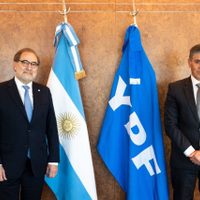El presidente de YPF se reunió con el embajador argentino en Estados Unidos