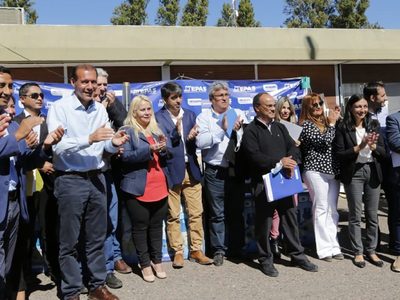 Durante un acto en Villa El Chocón, Omar Gutiérrez entregó equipamiento para la emergencia hídrica