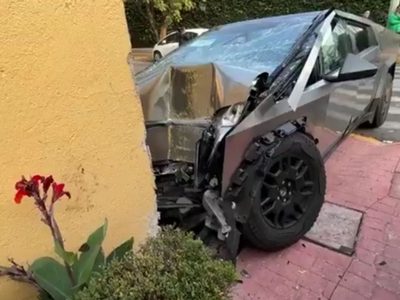 Estrelló una Cybertruck de Tesla contra una casa en la CDMX; el conductor era “El Jhay Pa”