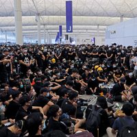 Manifestantes toman el aeropuerto de Hong Kong y obligan a cancelar los vuelos