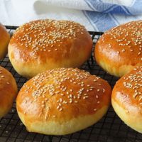 Pan de hamburguesas bien esponjosos y blanditos: la receta perfecta para que nunca más vuelvas a comprar