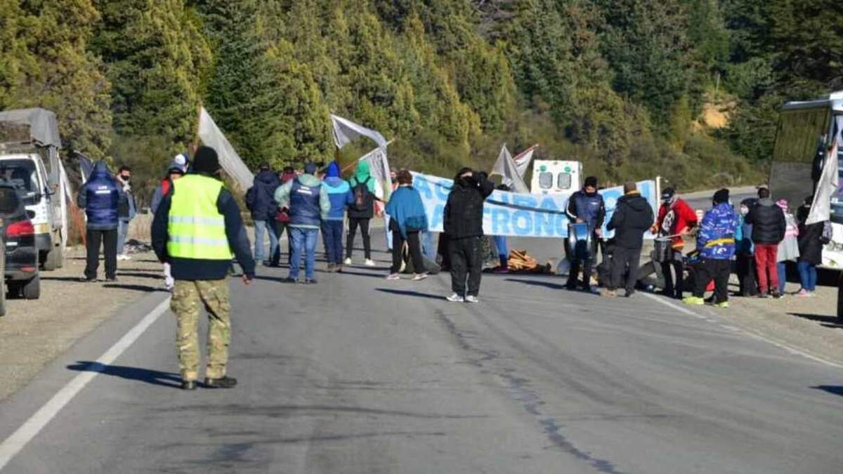 Protesta sobre la ruta N° 40 en Bariloche. Fuente: (Twitter)