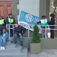 Trabajadores despedidos del hospital de Centenario se encadenaron en Casa de Gobierno