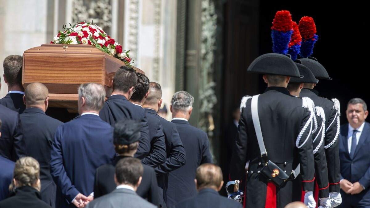 Familiares y gente cercana acompaña el ataúd del primer ministro italiano, Silvio Berlusconi, durante su funeral de Estado en la catedral de Milán