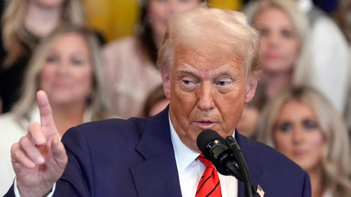 El presidente estadounidense Donald Trump habla antes de firmar una orden ejecutiva durante un evento en la Sala Este de la Casa Blanca