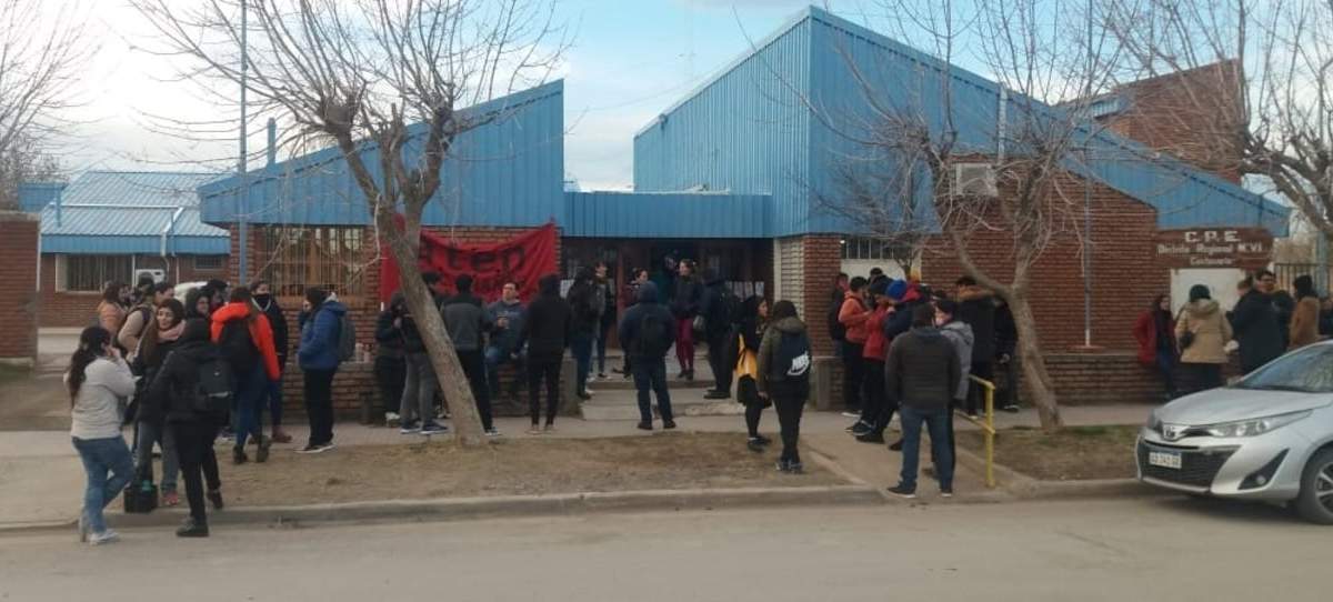 Reclamo de los docentes en Centenario. Fuente (Ramón Campos).