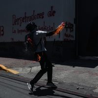 Normalistas de Ayotzinapa arrojan explosivos contra el Centro Nacional de Inteligencia (Videos)