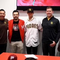 Por pollero, pitcher mexicano pierde su contrato con los Padres de San Diego