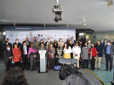 Periodistas hacen el vacío a senadores de Morena en protesta por ataques del gobierno a la prensa