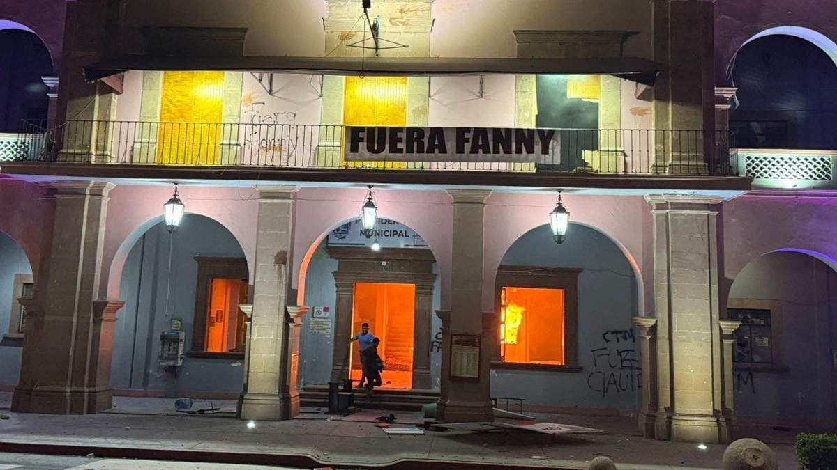 Palacio Municipal de Apatzingán vandalizado