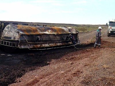 Vuelco e incendio de un camión petrolero
