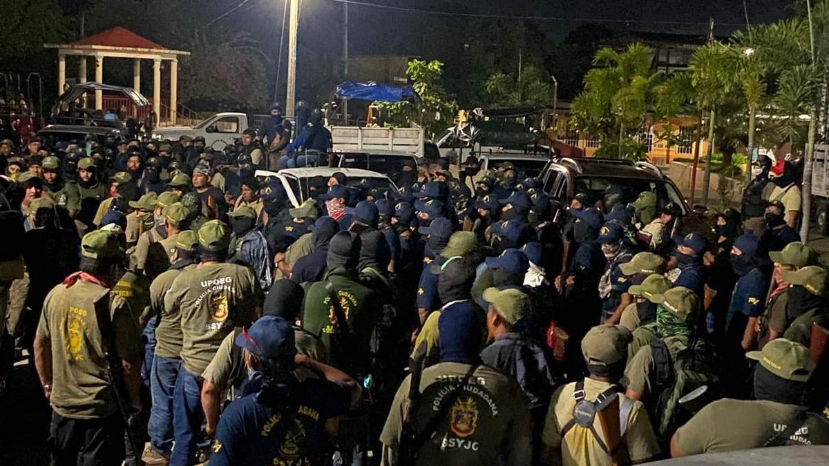 Policías de la UPOEG durante su concentración el domingo en Colotepec, en Ayutla de los Libres.