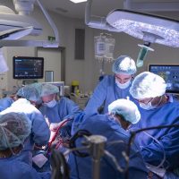 Hospital español realiza primer trasplante facial en el mundo de donante que murió por paro cardíaco
