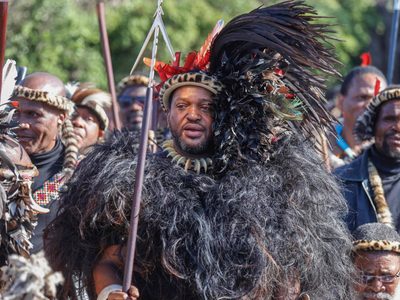 Miles de personas se congregaron en Sudáfrica para la coronación del nuevo rey Zulu