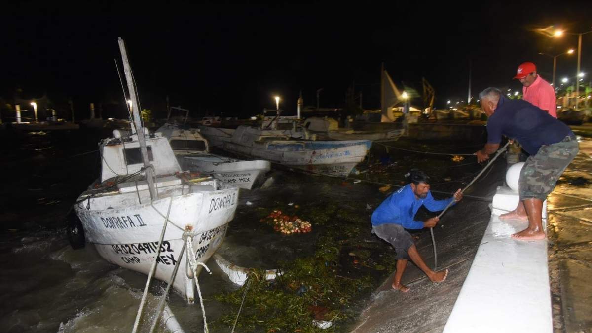Imagen ilustrativa de pescadores que resguardaron sus embarcaciones luego del fuerte oleaje e incremento del nivel del mar derivado de los efectos del huracán Milton