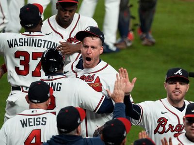 Los Bravos de Atlanta remontan y se ponen a un juego de ganar la Serie Mundial