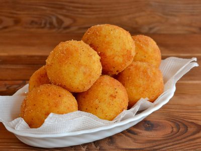 Con el arroz que te sobró hacete estas bombas rellenas en pocos minutos y son un 10 para tu cena