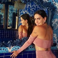 ¡Son enormes! Celia Lora luce escotazo redondo y al acostarse ¡se salen!