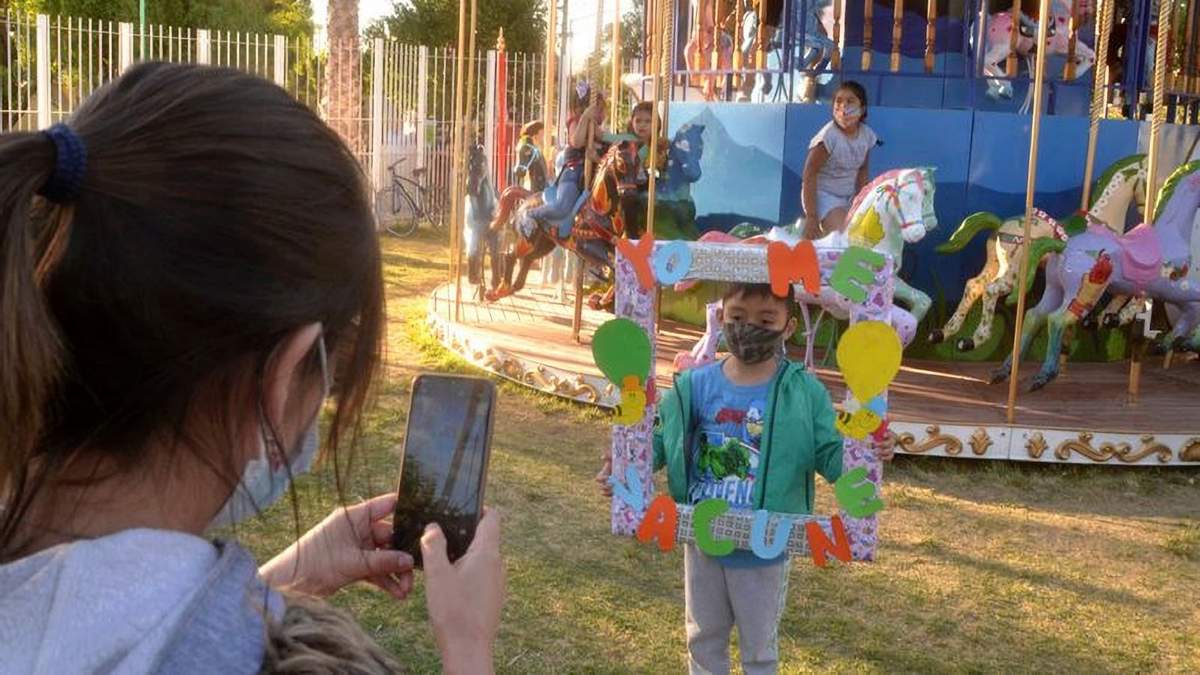 Vacunación en la calesita municipal de Cipolletti. Fuente: (Twitter)