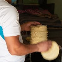 Profeco pide no comprar en tortillerías careras e inmoviliza gel antibacterial