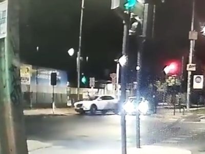 Mujer embiste con su camioneta a ladrón en Chile y video se viraliza