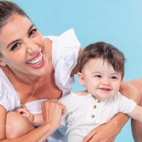 Más famosa que mamá: a pura sonrisa, Martina recibió regalos y así la retrató Virginia Gallardo