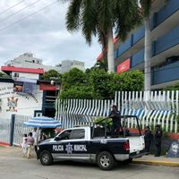 Soldados y policías vigilan el reinicio de clases en escuelas de Acapulco