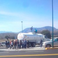 'Ordeñan” pipas y regalan gasolina como parte de la protesta en Puebla